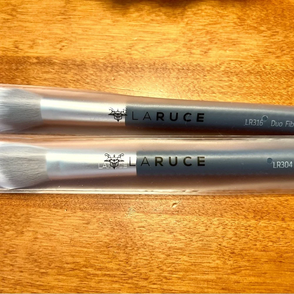NWT 2 Laruce make up brushes. LR304 Angle brush-cheek & LR316 Duo fiber brush.